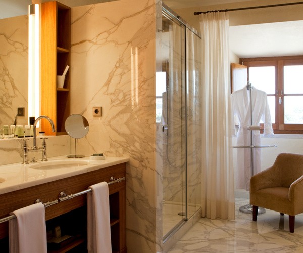 1_bedroom_suite_bathroom