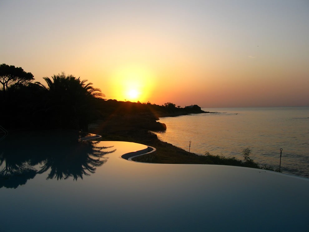 Sunrise-over-the-amazing-infinity-pool-in-the-private-beach-at-hotel-costa-dei-fiori-on-the-sout