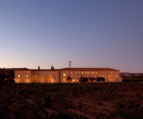 abadia-retuerta-le-domaine-exterior-noche-01ea3719