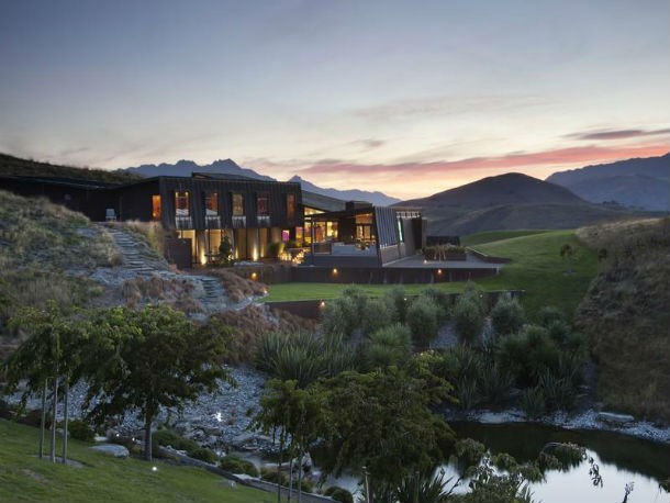 a casa está situada na zona de queenstown e tem 700 m2 casas de sonho: “villa” contemporânea rodeada pela natureza da nova zelândia (fotos)
