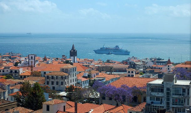vista panorâmica do funchal, a partir do largo das cruzes nove por cento dos madeirenses vive em casas construídas pelo governo