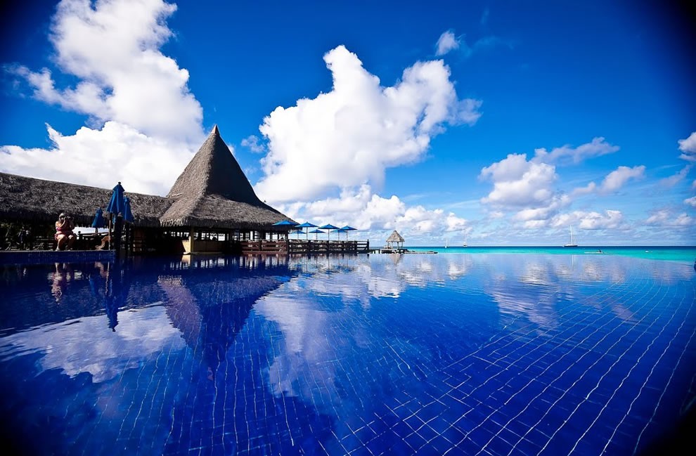 infinity-pool-at-the-Kia-Ora-Hotel-on-Rangiroa