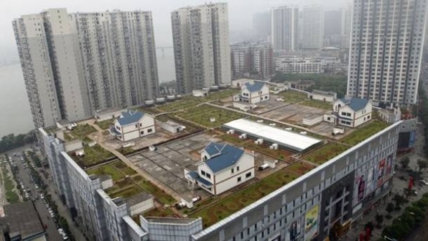chineses constroem casas nos terraços dos centros comerciais 