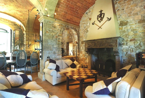 o castelo de scerpena dispõe de cinco quartos, duas piscinas e spa casas de sonho: viver num castelo medieval do século xii na toscana (fotos)