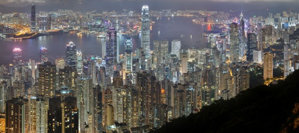 vista panorâmica nocturna de hong kong h&m encerra loja principal em hong kong devido à elevada renda e zara ocupa o espaço