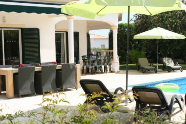 casas de fim-de-semana: mansão com piscina a dois quilómetros da praia (fotos)