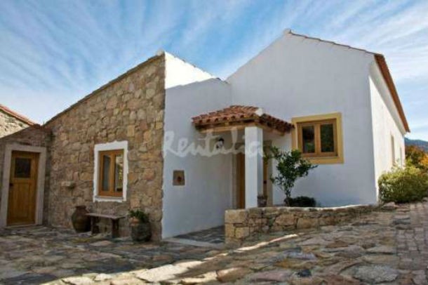 monte tem duas casas rurais, piscina, jardim e barbecue para patuscadas ao ar livre casas de fim-de-semana: dormir entre vilas históricas no marvão (fotos)