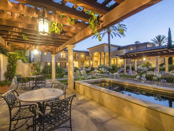 a mansão está localizada em westlake village, na califórnia, eua casas de sonho: “villa” de luxo com toque italiano na califórnia (fotos)