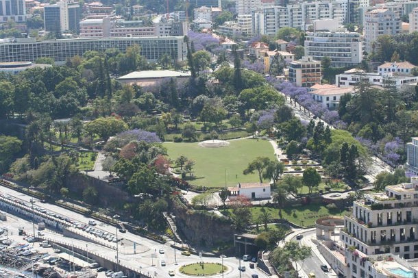vista panorâmica do parque de santa catarina, no funchal, madeira madeira: câmara quer reconstruir 42 casas destruídas pelo fogo até ao fim do ano