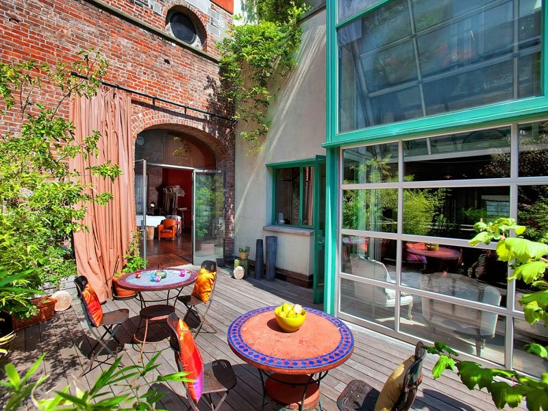 the-outdoor-space-is-definitely-a-selling-point-of-the-home