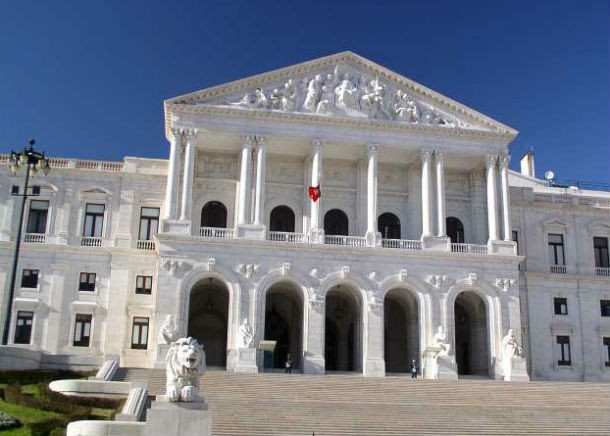 manifestação está marcada para as 18h frente à assembleia da república orçamento do estado para 2013 é hoje recebido no parlamento com protestos à porta