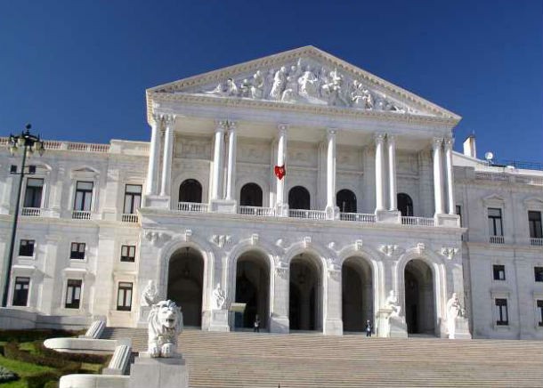 orçamento do estado para 2013 é hoje recebido no parlamento com protestos à porta