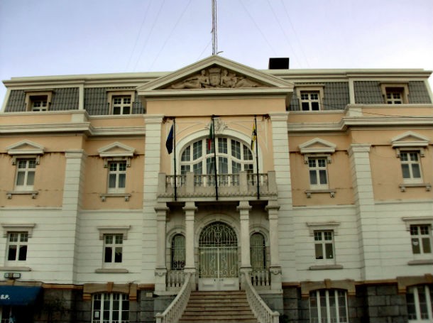 vista da fachada do edifício da câmara municipal de loures imi: câmara de loures mantém taxa abaixo do limite legal em 2013
