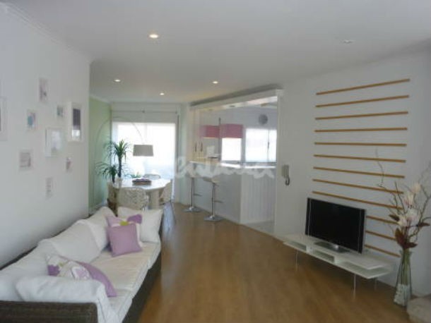 uma noite neste alojamento custa entre 150 e 200 euros, consoante a época do ano casas de fim-de-semana: refúgio com piscina e a 300 metros da praia em albufeira (fotos)