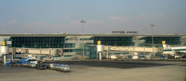 o aeroporto internacional ataturk transporta cerca de 37 milhões de passageiros por ano maior aeroporto do mundo começa a ser construído em 2015 em istambul