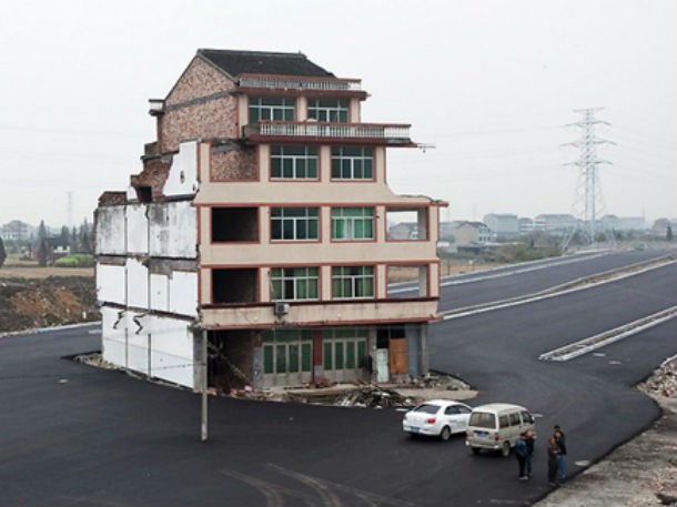 proprietário não permitiu que o imóvel fosse demolido (fonte: sol) casa na china transforma-se em rotunda