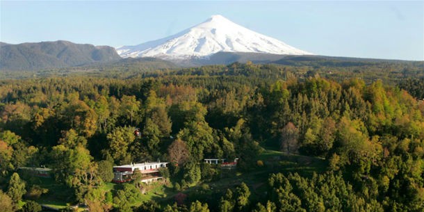 hotel antumalal: o luxo de dormir com vista para o vulcão villarrica, no chile (fotos)