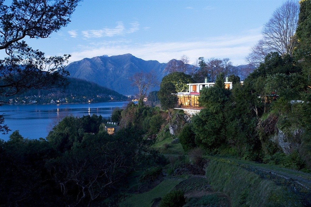 hotel-antumalal-lago-villarrica-y-el-centro-de-pucon-en-la-distancia.jpg.1024x0