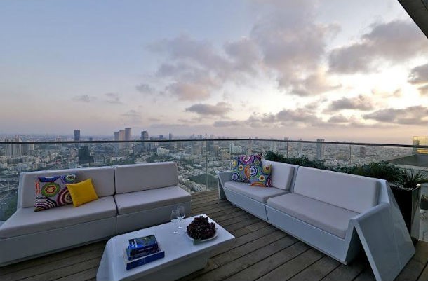 a casa engloba os últimos três andares da torre w, em tal aviv casas de sonho: viver no topo de um arranha-céus em israel com vista para o mediterrâneo (fotos)
