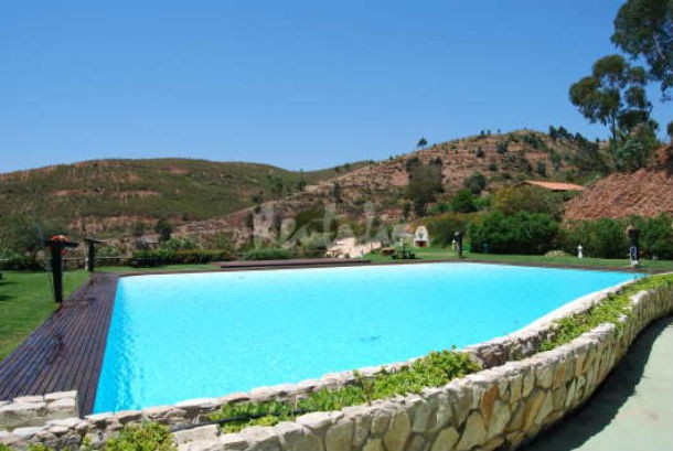 o sítio encantado é um projecto de turismo rural composto por sete chalés e duas vivendas casas de fim-de-semana: terraço com piscina sobre o mar de oeiras (fotos)