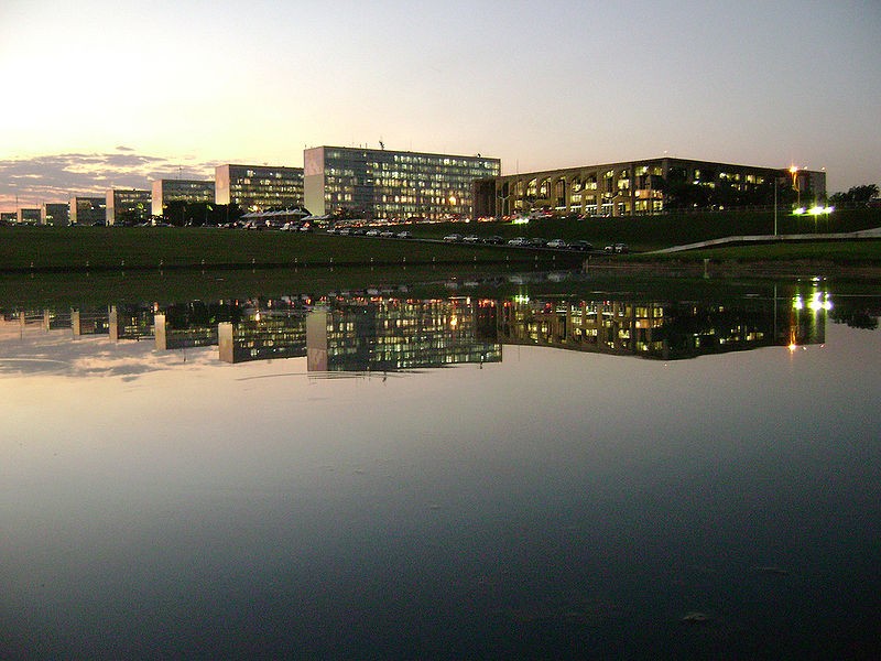 800px-Ministries_Esplanade_Brasilia