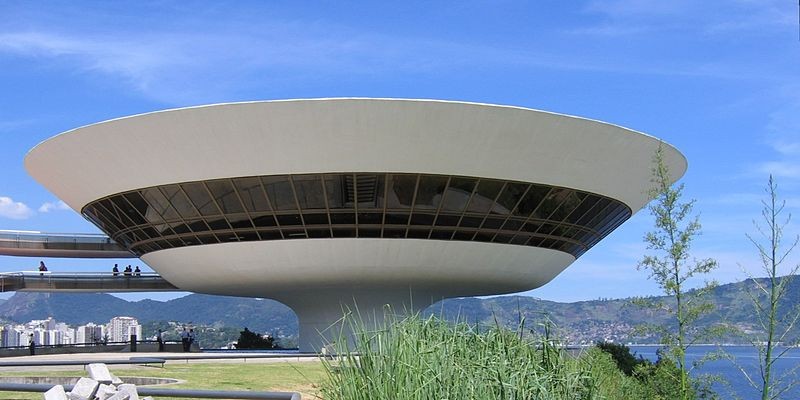 800px-Niteroi_Museu_de_Arte_Contemporanea_2005-03-15
