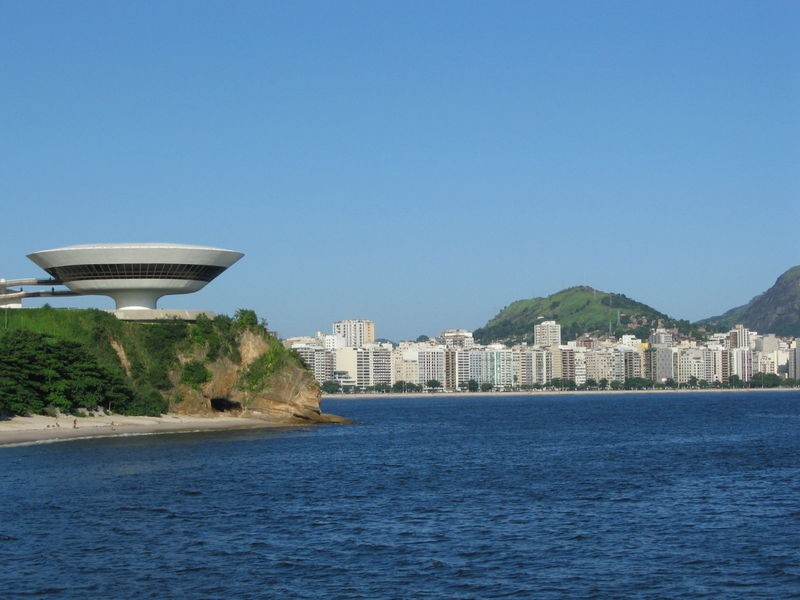 800px-Niteroi_bay_and_contemporary_musem