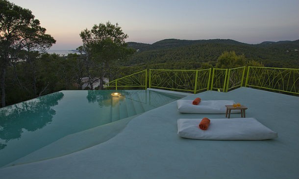 a vista desde a piscina é de perder o fôlego casas de sonho: refúgio paradisíaco em sintonia com a natureza em ibiza (fotos)