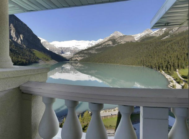 o hotel encontra-se no interior do parque natural banff national park the fairmont chateau lake louise: um paraíso no canadá com as vistas mais bonitas do mundo (fotos)