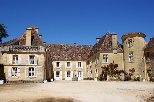 o castelo está localizado em dordonha e foi reconstruído no século xviii casas de sonho: desfrutar do conforto de um castelo do século xvii em frança (fotos)
