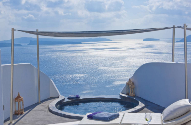 o hotel encontra-se situado na localidade de oia e dispõe de 22 suites andronis luxury suites: janela aberta para o mar egeu na ilha grega de santorini (fotos)
