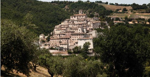 o hotel está localizado em palazzo di arcevia, em ancona, itália hotel san settimio: a conversão de uma vila italiana num complexo turístico (fotos)