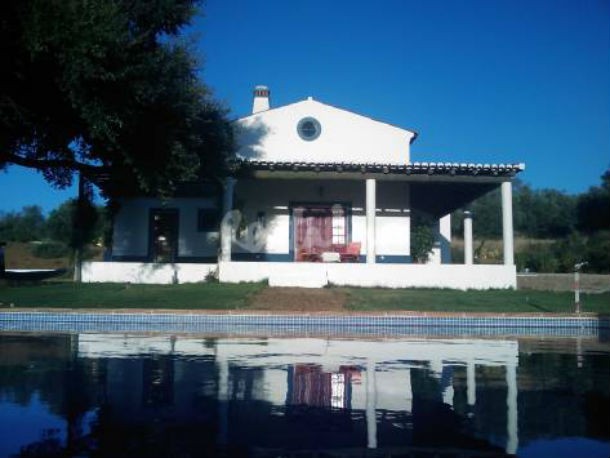 casas de fim-de-semana: escapadela com vista para as montanhas e para o rio zêzere (fotos)