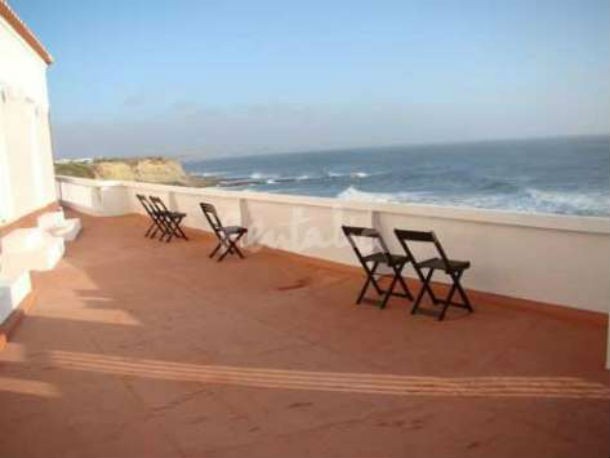 a casa está localizada em atouguia da baleia 2_12