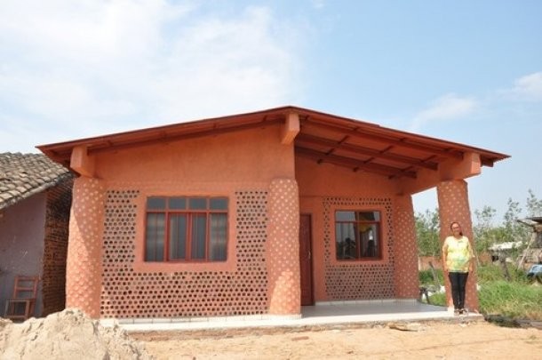 uma das dez casas que foram construídas com garrafas de plástico mulher boliviana constrói casas para os pobres com garrafas de plástico