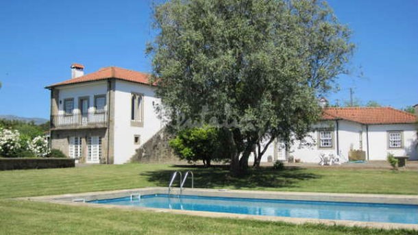 casas de fim-de-semana: escapadela com piscina na pacata vila de ponte de lima (fotos) 