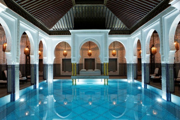 o hotel está localizado em marraquexe e dispõe de 136 quartos hotel la mamounia: dormir em marrocos num palácio renovado com a ajuda de mil artesãos (fotos)