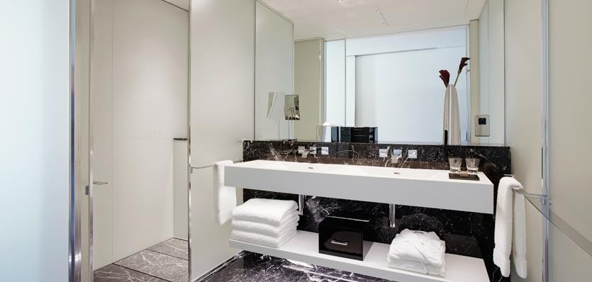 12me-london-auraroombathroom