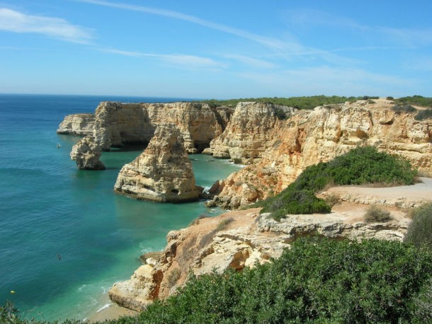no algarve o preço das casas já desceu 20%. golden visas animam investimento estrangeiro casas de férias no algarve tardam em ser arrendadas