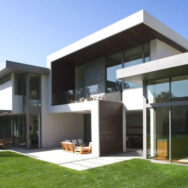 a brentwood residence está localizada nas colinas da cidade de santa mónica casas de sonho: o resultado de juntar aço e madeira de carvalho numa mansão de luxo nos eua (fotos)