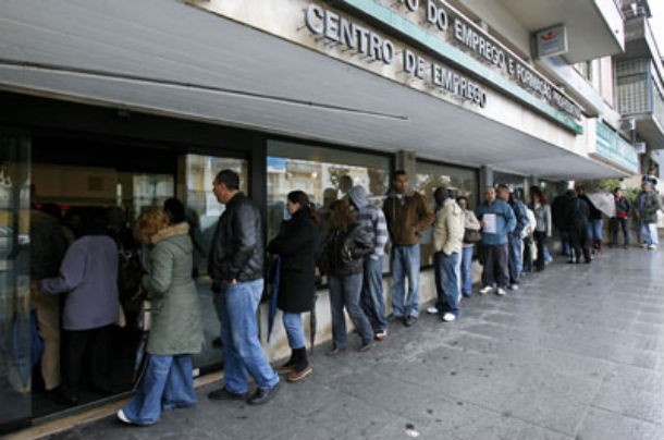 desempregados forçados a aceitar salários mais baixos