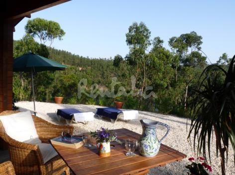 o alpendre e o jardim convidam ao descanso em pleno contacto com a natureza casas de fim-de-semana: refúgio de madeira entre o lago e a montanha (fotos)