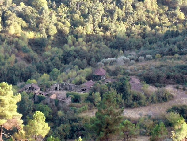 a aldeia de picões fica na freguesia de bouçoães (valpaços) e está à venda há cerca de meio ano 15_pueblos