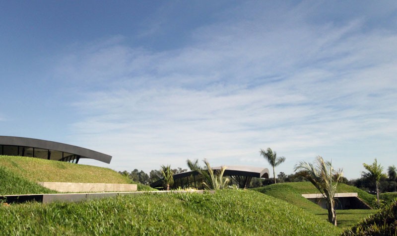 bauen-architects-hillside-home-built-into-landscape-paraguay-1