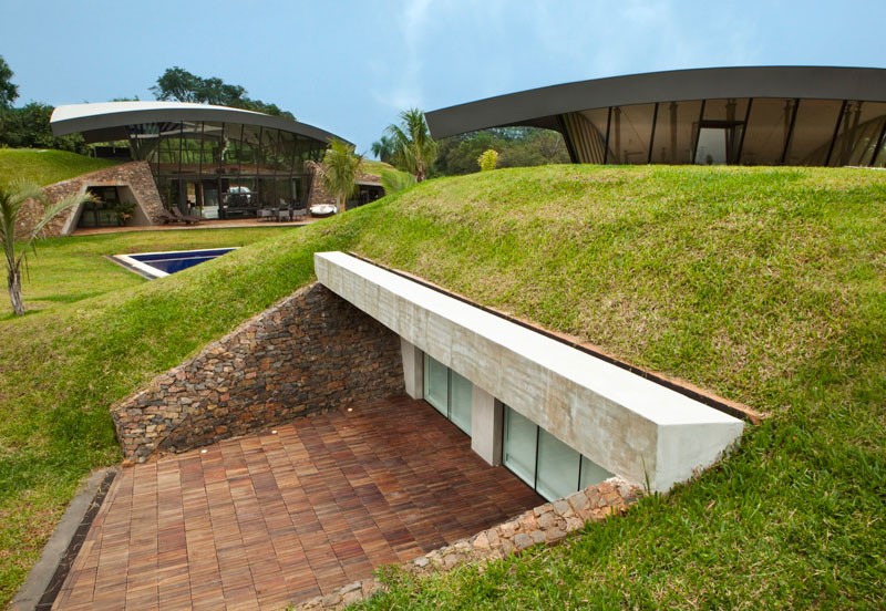 bauen-architects-hillside-home-built-into-landscape-paraguay-12