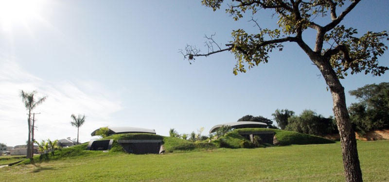 bauen-architects-hillside-home-built-into-landscape-paraguay-3