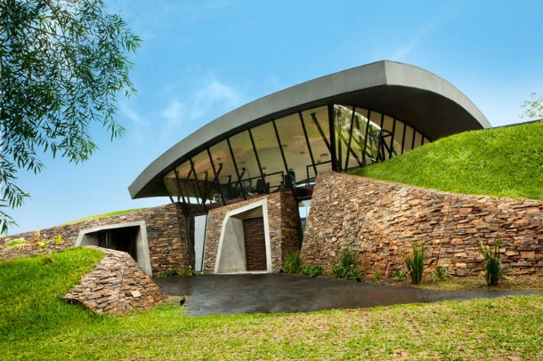 bauen-architects-hillside-home-built-into-landscape-paraguay-6