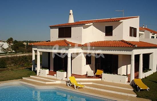 a casa tem piscina, jardim e barbecue e fica a 500 metros da praia casas de fim-de-semana: piscina e barbecue a poucos metros da praia da galé (fotos)