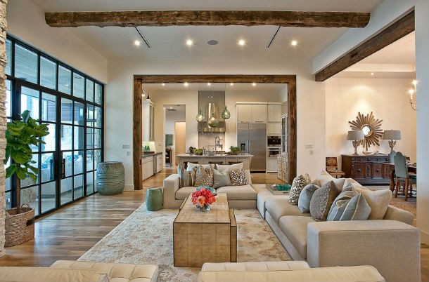 a casa tem um espaço aberto ao ar livre com vista para a natureza casas de sonho: transformação de uma mansão aborrecida num espaço aberto no texas (fotos)