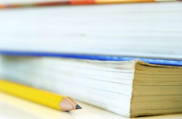 preço dos livros aumentou 2,6% face ano lectivo 2012/2013 livros escolares estão mais caros e ultrapassam os 250 euros